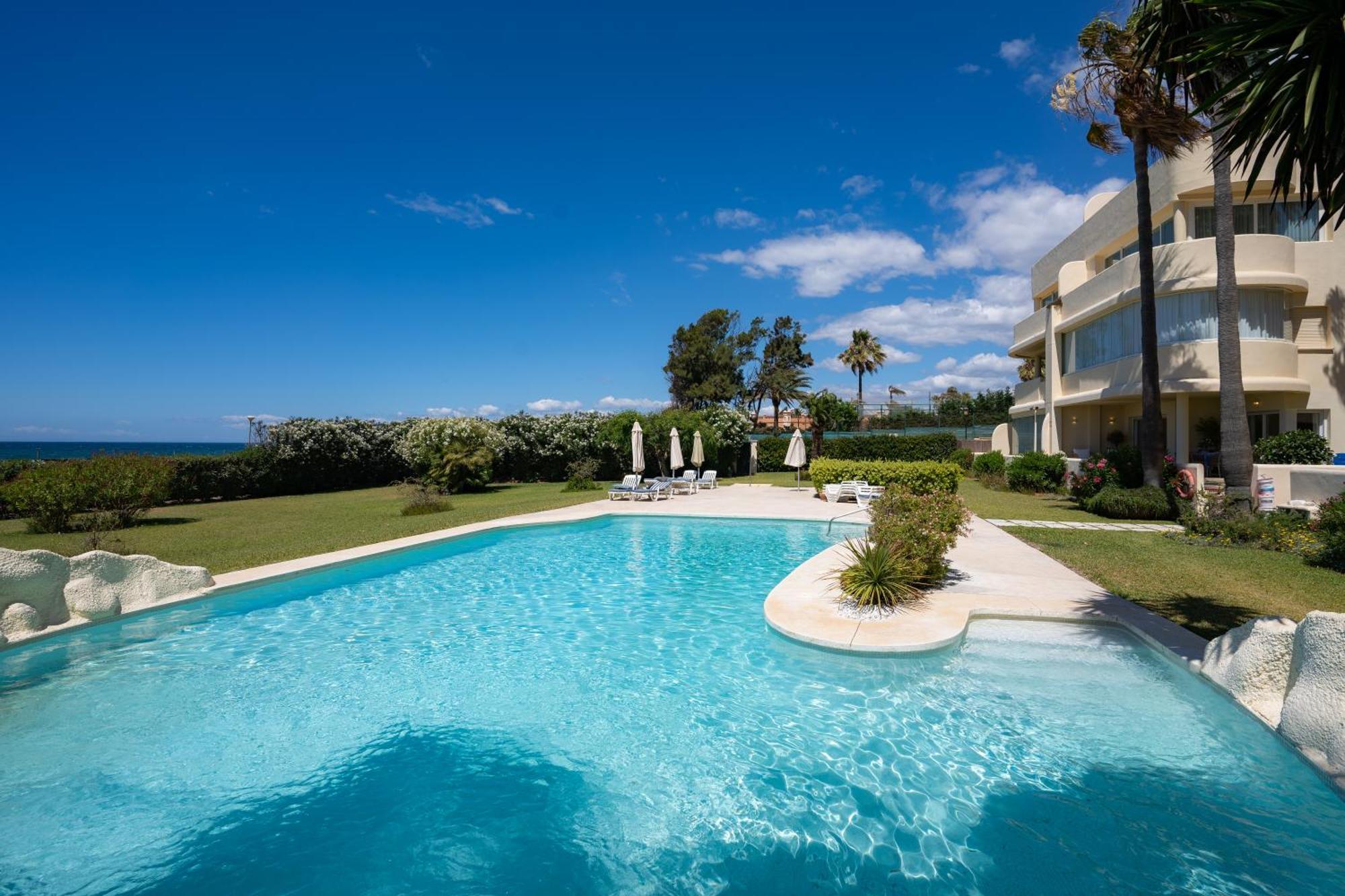 Beachfront Neptuno I, Complex,Views,Pool,Garden, Elviria Marbella Eksteriør billede